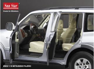 Mitsubishi Pajero V73, cool silver SunStar Metallmodell 1:18